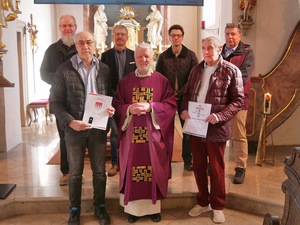 Gruppenbild auf den Altarstufen in der Hausener Kirche.