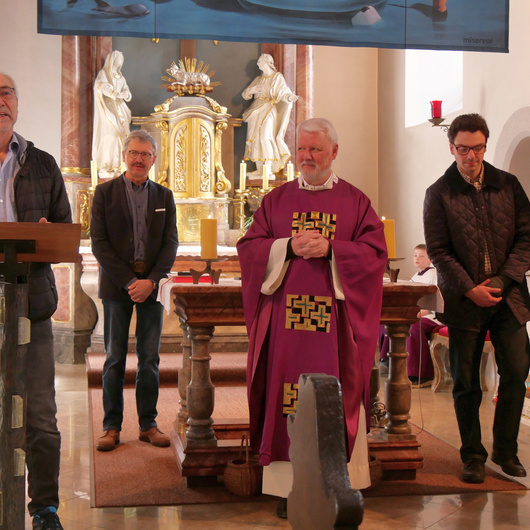 Der langjährige Kirchenpfleger am Ambo.